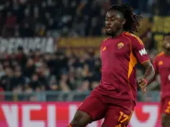 Koné, mercato e ironia: tra bilanci, sogni europei e il gioco delle pretendenti