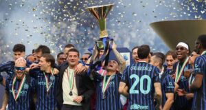 Festa Inter con due scontenti tra coriandoli e ombre di Chivu