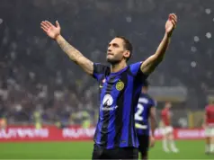 Calhanoglu resta all’Inter: la decisione di Chivu tra luci, tattica e una tifoseria che ride (forse nervosamente)