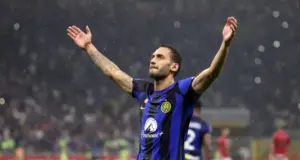Calhanoglu resta all’Inter: la decisione di Chivu tra luci, tattica e una tifoseria che ride (forse nervosamente)